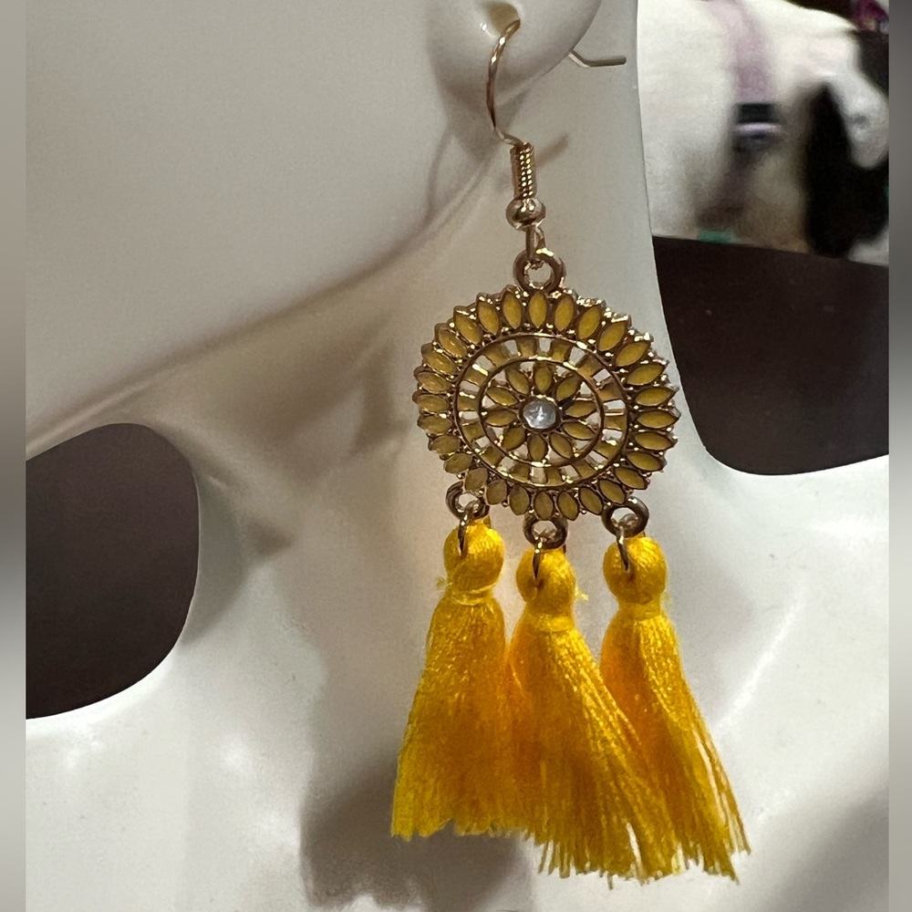 Pendant with tassel earrings